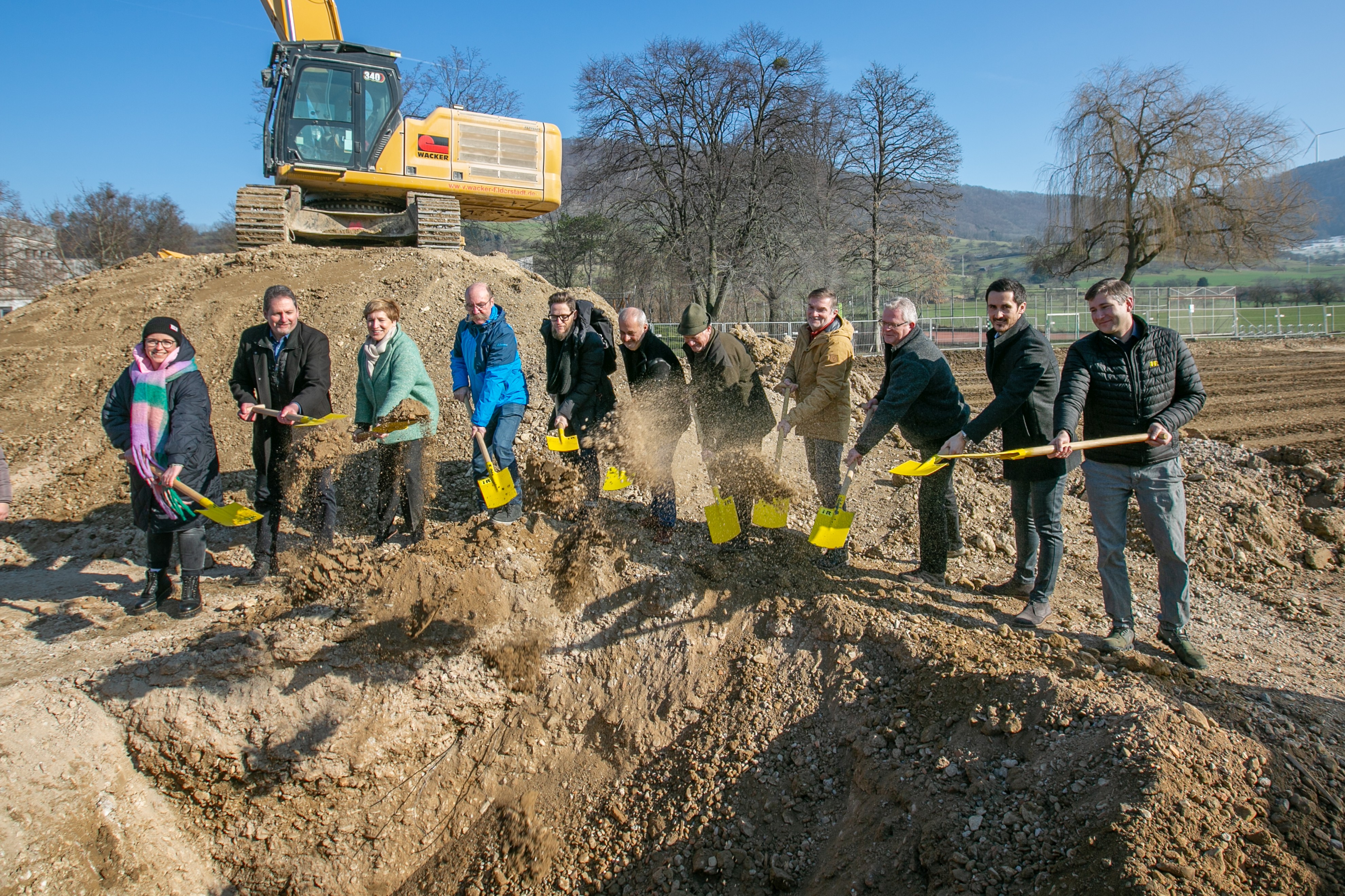  Die Bauherren der Gemeinde Gingen und Ausführende von i+R feierten am 10. Februar 2023 den Baustart der neuen Hohensteinhalle. (Foto: Roberto Bulgrin) 